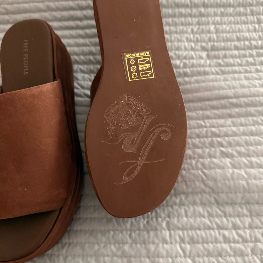 Free People - brand new - never worn brown platform sandal. Size 7 - Picture 3 of 3